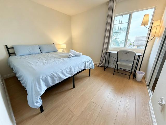 Spacious Private Bedrooms With Full Amenities Near Grocery Stores & Main Highway Routes