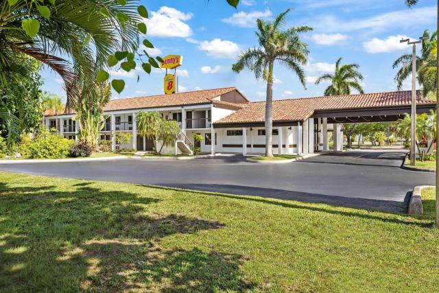 Super 8 by Wyndham Riviera Beach West Palm Beach