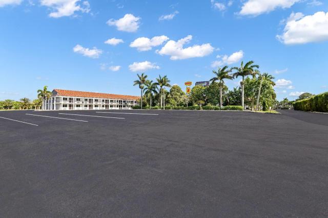 Super 8 by Wyndham Riviera Beach West Palm Beach