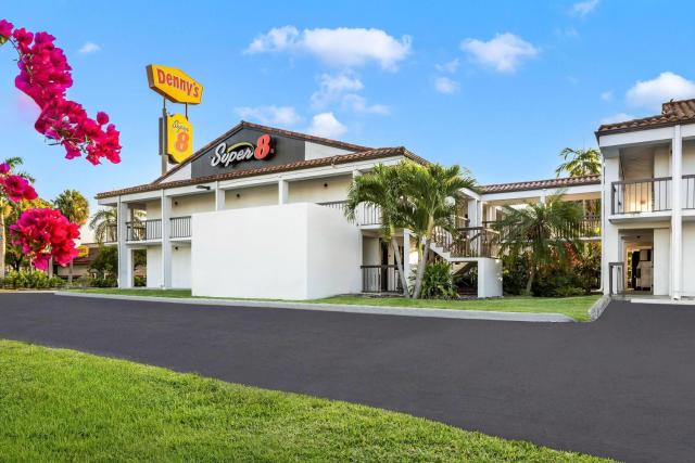 Super 8 by Wyndham Riviera Beach West Palm Beach