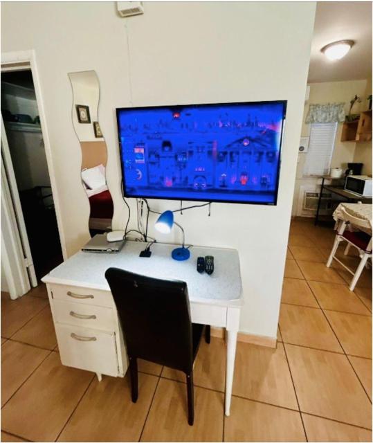 Modern 1BR Hollywood Studio - Enjoy Garden & BBQ