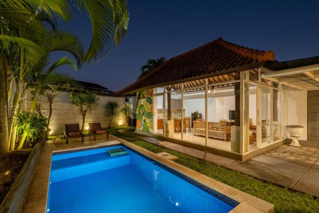 Family Villa with private Pool and enclosed Livingroom in Seminyak