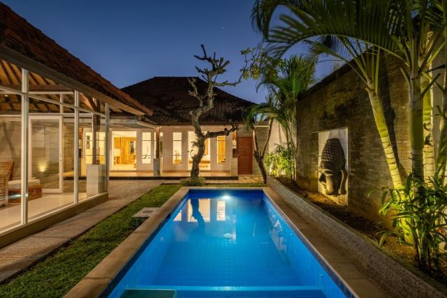 Family Villa with private Pool and enclosed Livingroom in Seminyak