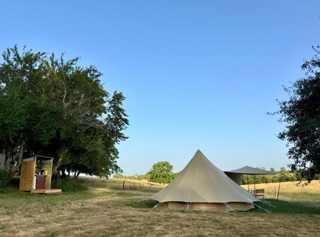 Luxe tent met goed bed, prive sanitair en laadpaal