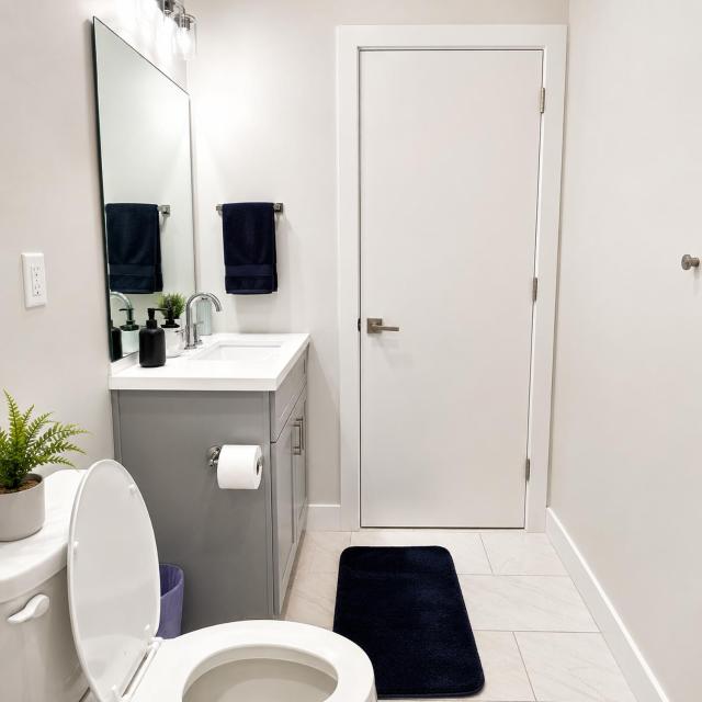 Cozy Modern Apt Scenic Balcony Sleeps 4