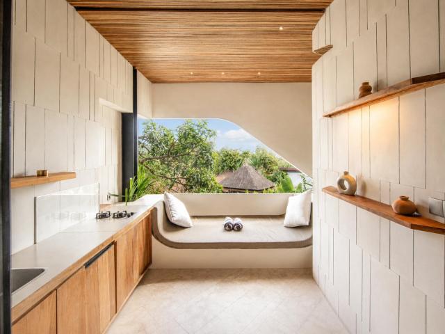 Luxurious 1-BR Loft Art Deco Flair Shared Pool