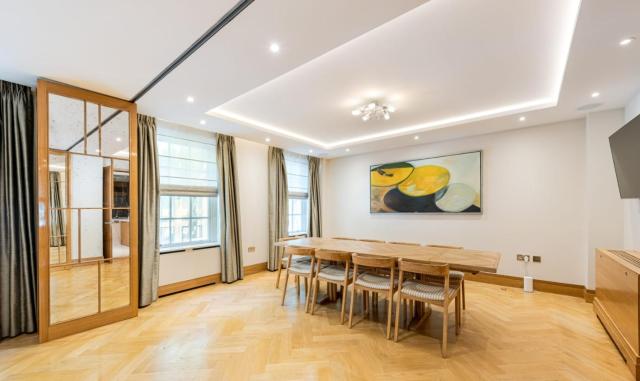 Luxury 3 bedrooms flat in Grosvenor Square with air con
