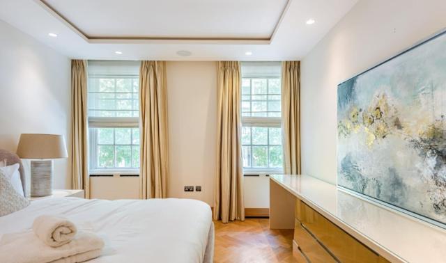 Luxury 3 bedrooms flat in Grosvenor Square with air con