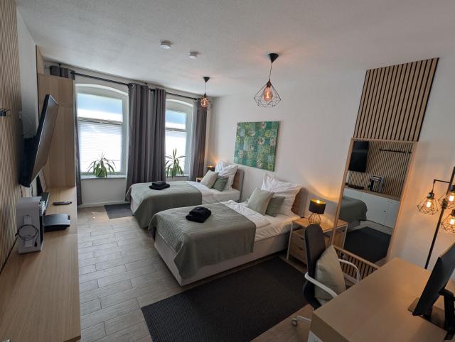 Helles Studio mit Arbeitsplatz und Balkon