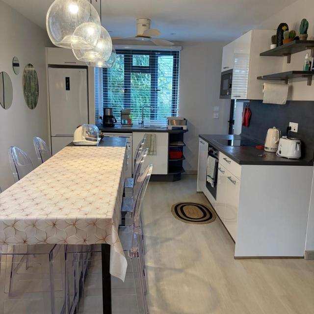 Les Cerisiers - Beach Apartment with Pool, Few Steps to the Beach