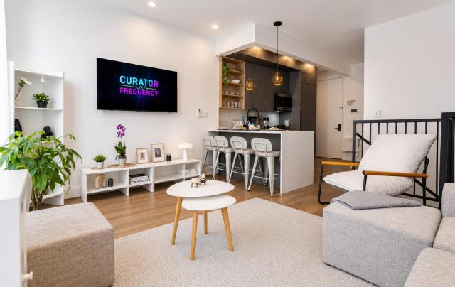 Modern and Stylish 1Bd Duplex and Backyard
