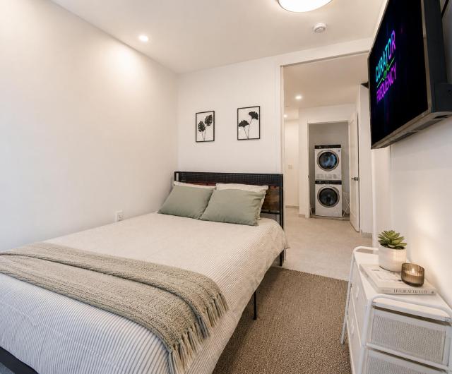 Modern and Stylish 1Bd Duplex and Backyard