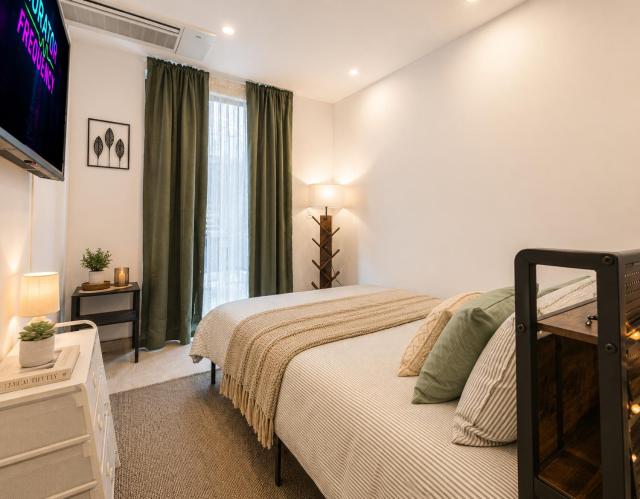 Modern and Stylish 1Bd Duplex and Backyard