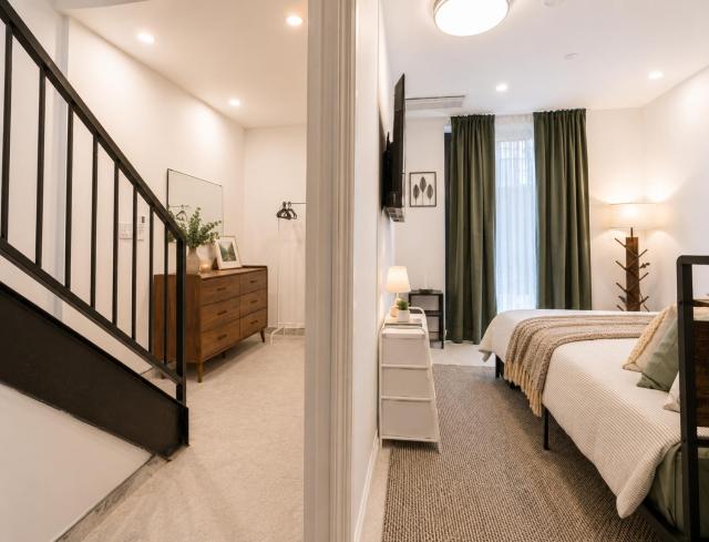 Modern and Stylish 1Bd Duplex and Backyard