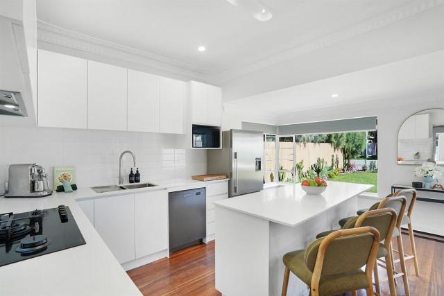 Scarborough Beach Retreat Pool, Fireplace & Walk