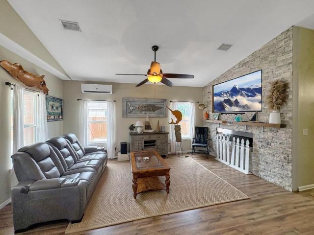 Bayou Breeze-East Hill, Close to Downtown and Beach
