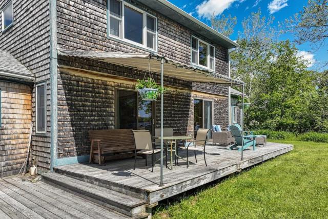 Waterfront stay with scenic deck, grill, smart TVs, shore access - dog-friendly