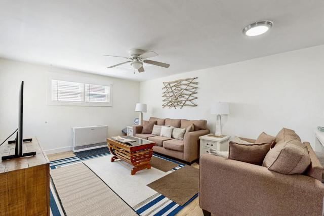 Well-located, dog-friendly home - walk to footbridge & Barrett Park