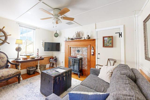 Historic Boothbay Harbor cottage with antique decor, washer/dryer & deck