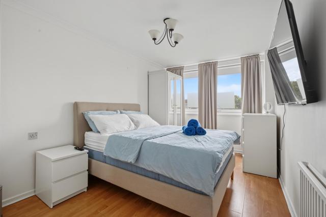 A modern, comfortable flat in West London near Kew Gardens