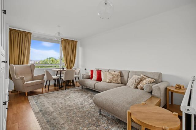 A modern, comfortable flat in West London near Kew Gardens