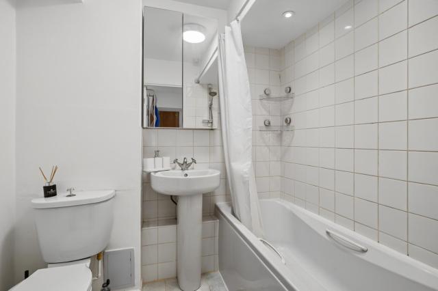 A modern, comfortable flat in West London near Kew Gardens