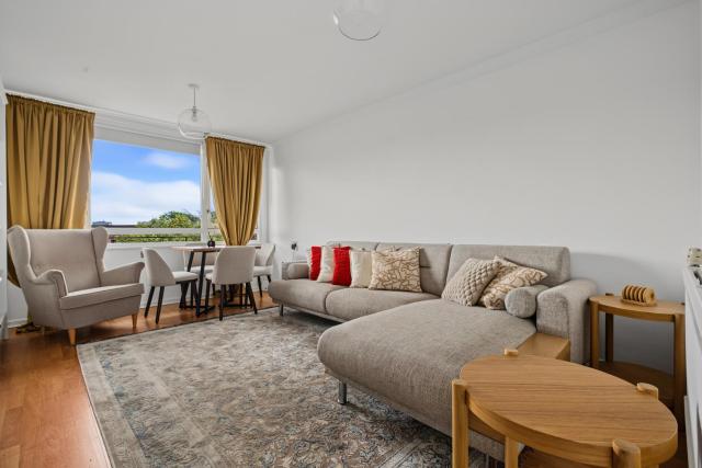 A modern, comfortable flat in West London near Kew Gardens