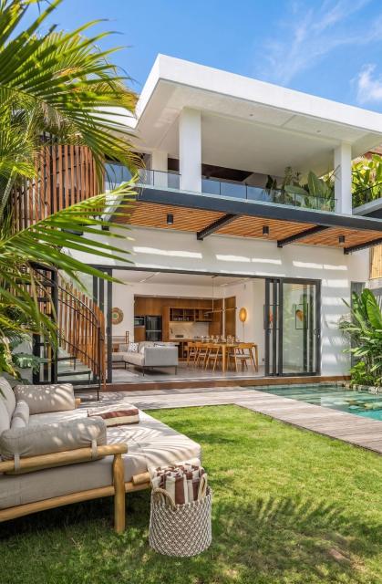 NEW Luxe 350m to BEACH villas I 7BDR and 4BDR I KIDS stay free I Panoramic windows I AC I 9 meters pool