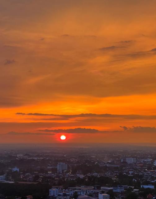 Sunset View 3BR Condo with Swimming Pool Free WiFi & Netflix near Lake Garden