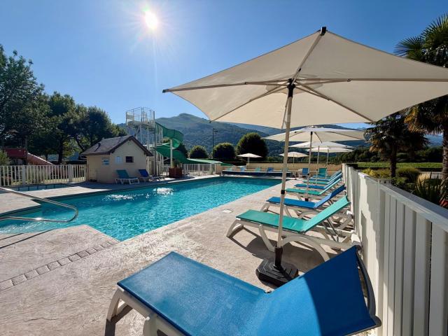Camping Familial - Parc Aquatique - Grande Aire de Jeux à la Montagne