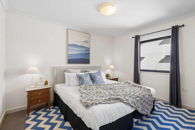 Modern 2 bedroom in Perth CBD with Pool and Gym