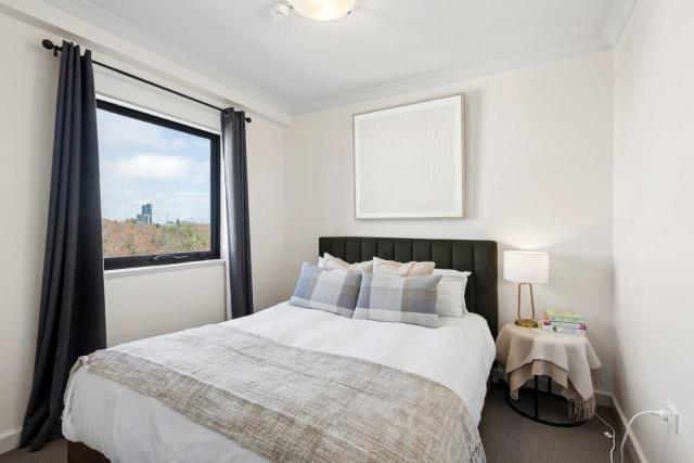Modern 2 bedroom in Perth CBD with Pool and Gym