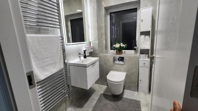 Single room with street view