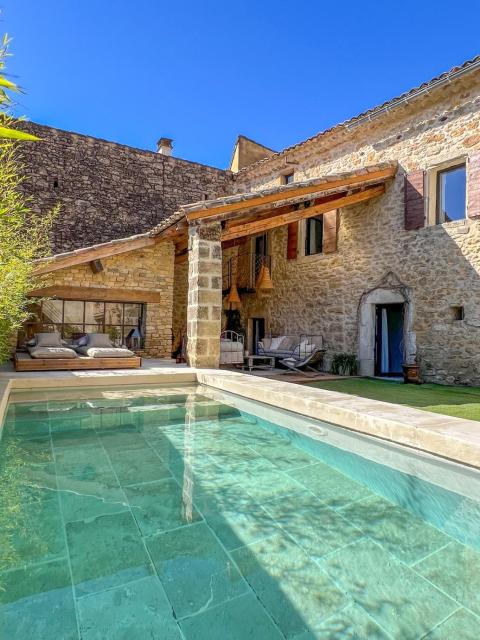 Mas en pierre, piscine, billard, table Ping-pong