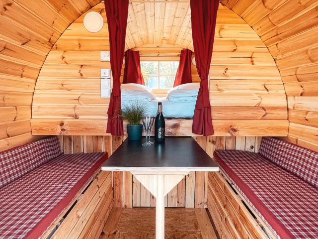 NUR Camping Stellplatz OHNE Zelt oder Wohnwagen sowie Schlaffässer
