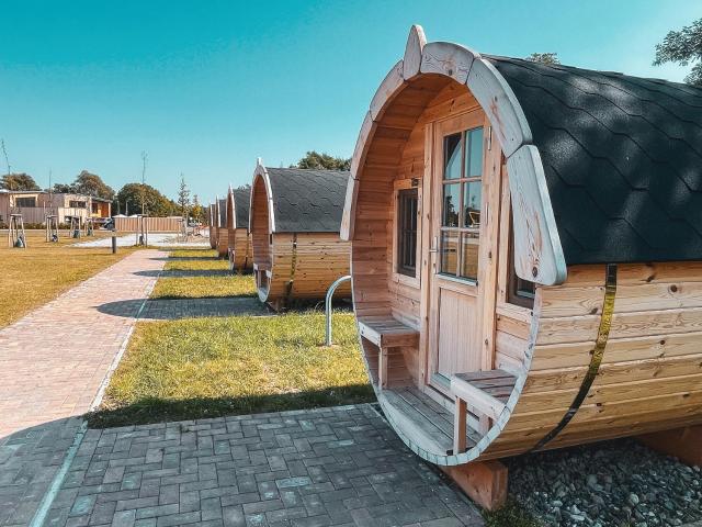 NUR Camping Stellplatz OHNE Zelt oder Wohnwagen sowie Schlaffässer