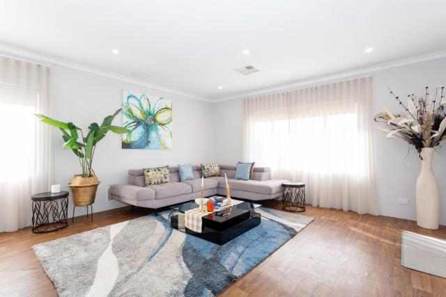 Spacious 4BR Family Home Pool with Spa and BBQ