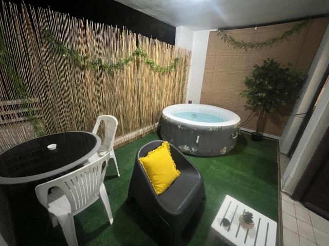 Joli F2 climatisé avec Jacuzzi - La Jacinthe
