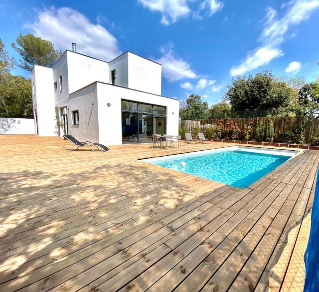 Large house with swimming pool close to beaches