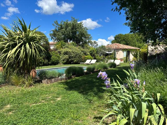 Charmante dépendance avec piscine en Provence