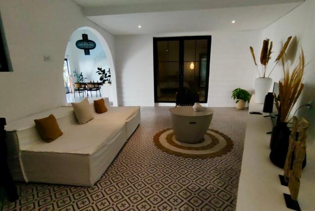 Elegant 4 BR villa huge pool in central Canggu