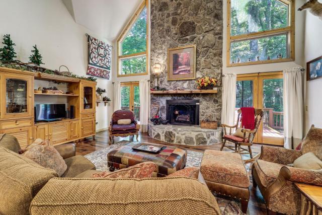 Creekside Mountain Cabin in Rural Dark-Sky Country