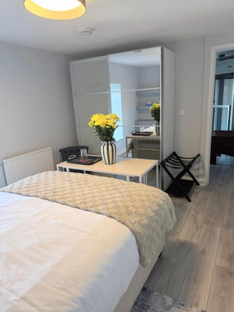 Highbay, Elegant room with sea and garden view in Swansea city centre