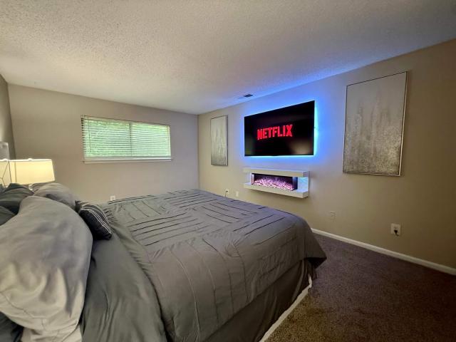 Perimeter Mall Luxe Retreat - King Bed Fireplace