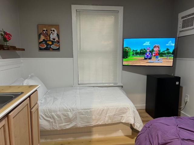 Taylor's Cozy Little Apartment Pets Welcome Two Beds