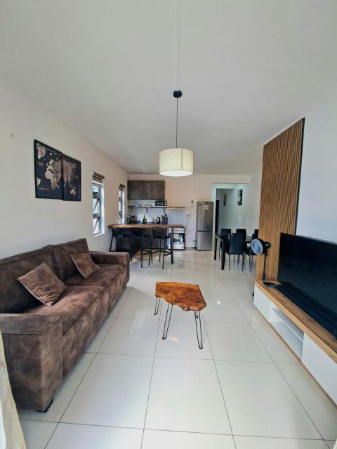 Freesia 1 Apartment - Pool, 3min Walk to Beach & Shops