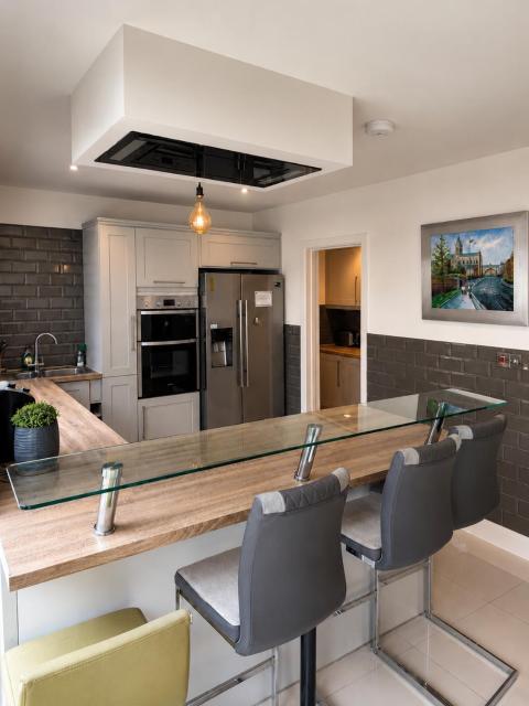 Modern Home - 15 Mins to City centre