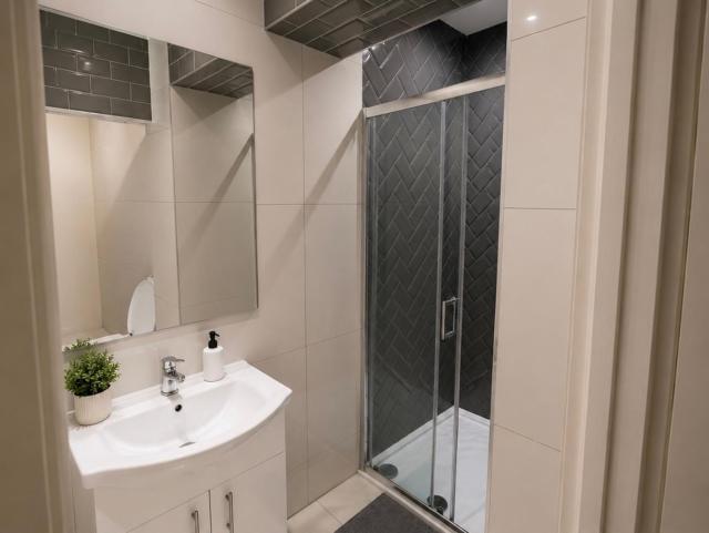 Modern Home - 15 Mins to City centre