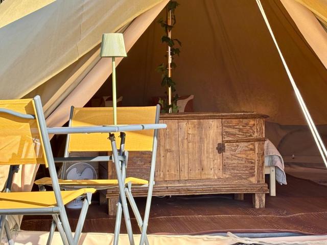 Luxe tent met goed bed, prive sanitair en laadpaal