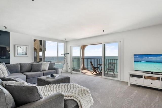 One Bedroom Oceanfront Retreat with Panoramic View